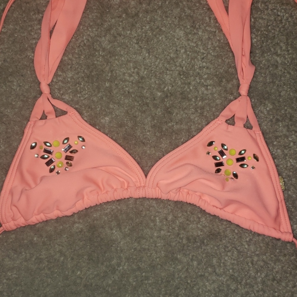 Bikini - Picture 2 of 3